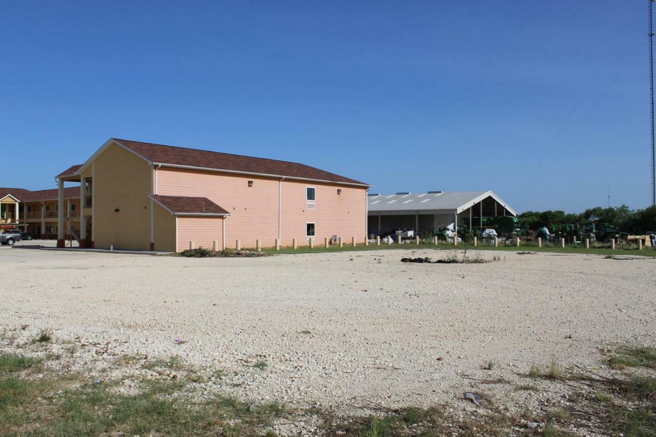 Horizon Inn & Suites Pearsall Exterior photo