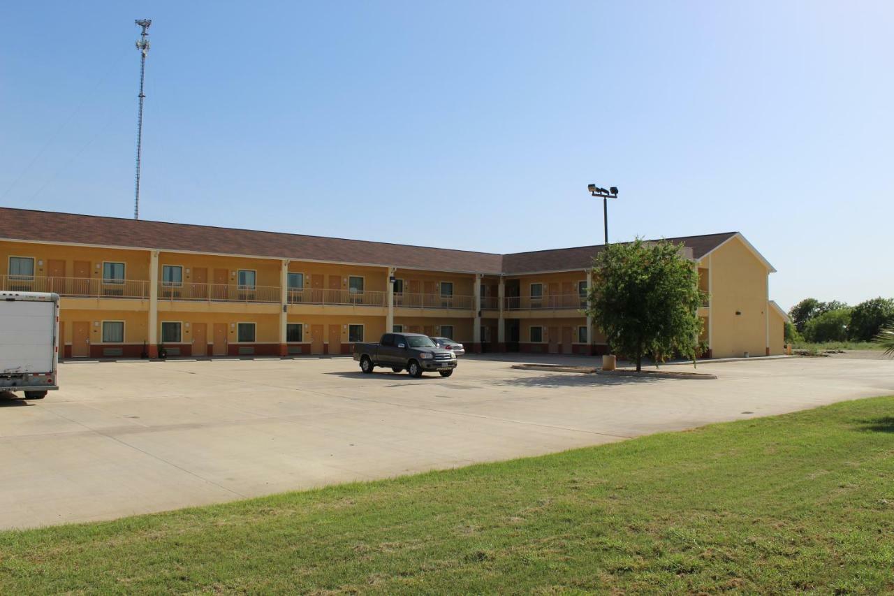 Horizon Inn & Suites Pearsall Exterior photo